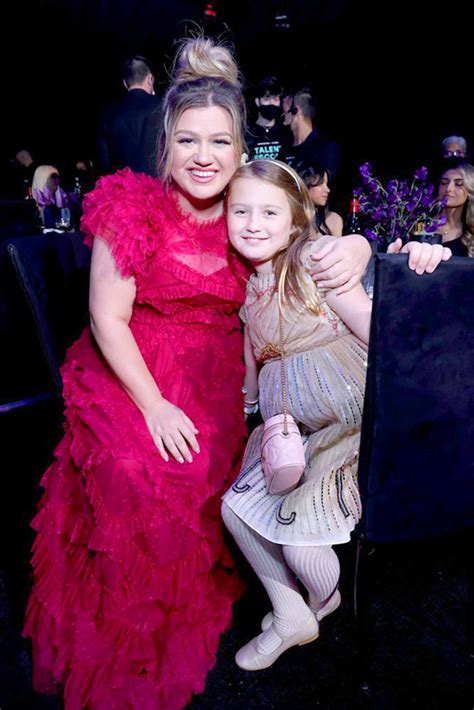 Kelly Clarkson Brings Daughter River, 8, To People’s Choice Awards ...