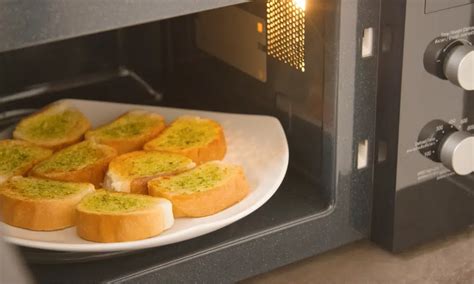 How to Microwave Garlic Bread (Full Guide) | Let's Foodie