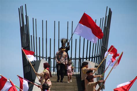 Bendera Merah Putih Raksasa Dibentangkan di Monumen Kapsul Waktu ...