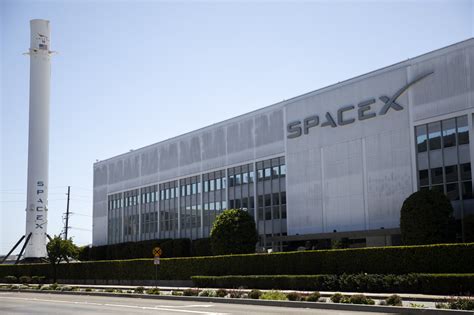 Elon Musk’s SpaceX Settles Claim It Tried to Stifle Employee’s Speech - Bloomberg