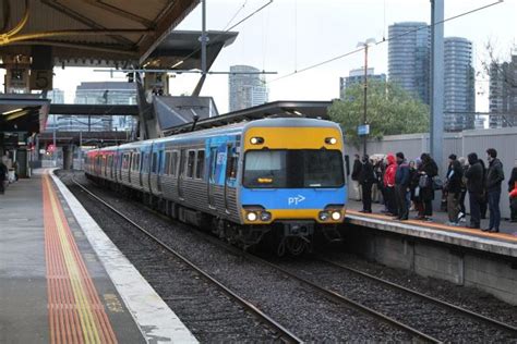 Alstom Comeng train arrives into North Melbourne station on the down - Wongm's Rail Gallery