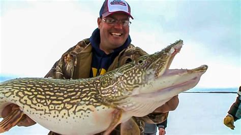 Gigantic Lake of the Woods Pike Ice Fishing - Babe Winkelman's "Good Fishing" - YouTube