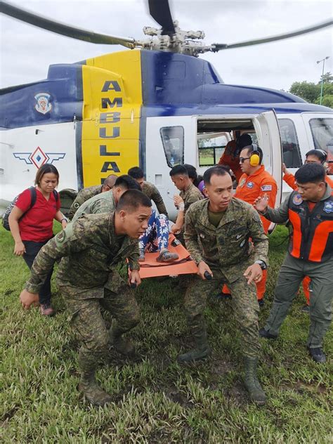 Rescuers use bare hands to search for Philippine landslide survivors