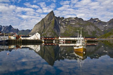 Svolvær harbour in Lofoten, Norway. | Norge