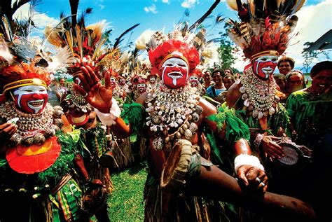 tribal-dancing-mount-hagen-show-papua-new-guinea - Adventure Bagging