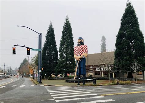 Here's The Story Behind The Massive Paul Bunyan Statue In Oregon