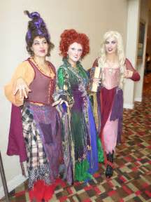 Some FANTASTIC Hocus Pocus cosplay! | Costumes in 2019 | Hocus pocus halloween costumes, Group ...