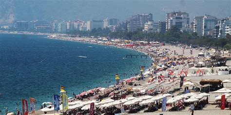 Tourists, locals head to beaches as temperature hits high in Antalya | Daily Sabah