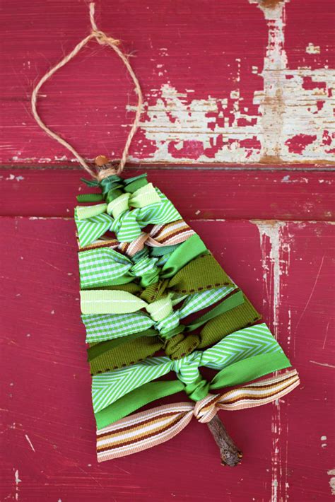 14 Cool Christmas Ribbon DIYs To Try Right Now - Shelterness