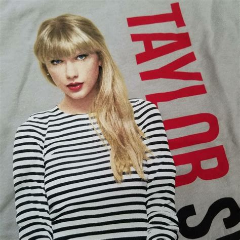 TAYLOR SWIFT RED TOUR GREY TSHIRT ORIGINAL, Fesyen Pria, Pakaian , Atasan di Carousell