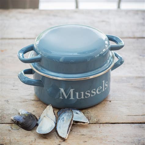 Serve and indulge in deliciously fresh moules with the beautiful Mussel Pot. The retro inspired ...