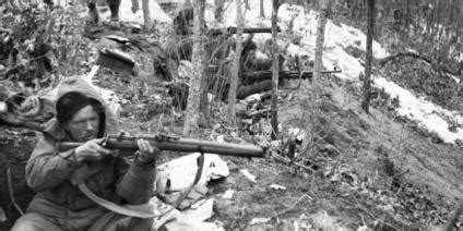 Members of 3 RAR take up position in preparation against the advancing ...