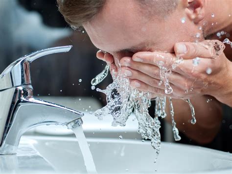 This is how men should wash their face every day - Business Insider