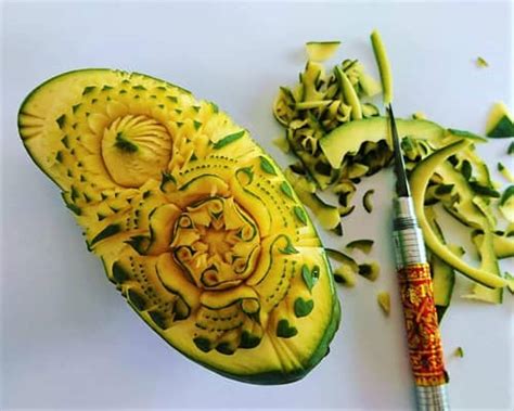 Japanese Chef Makes Amazing Fruit Art | Engoo Daily News