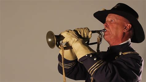 Gettysburg-bound bugler plays traditional military tunes - YouTube