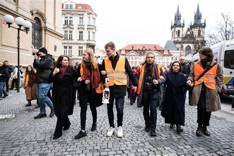 Thousands honour victims of Prague shooting in city centre | Radio Prague International