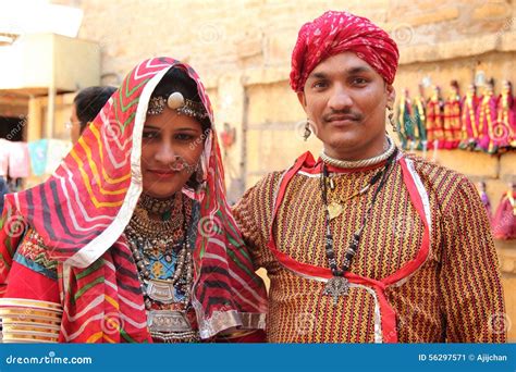 Pares De Rajasthani Vestidos Acima No Traje Tradicional Foto Editorial - Imagem de monumento ...