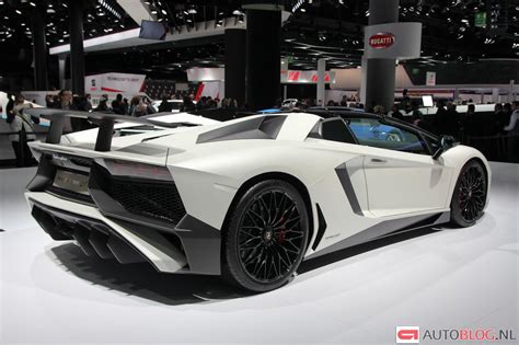 Lamborghini Aventador LP750-4 SuperVeloce Roadster Looks Magnificent In White