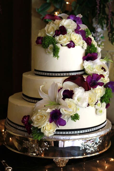 Exquisite Cookies: 3 Tier wedding cake with fresh flowers