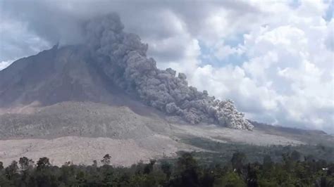 Pyroclastic flow on Sinabung volcano, Indonesia, 27 July 2015 - YouTube