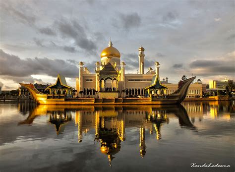 Sultan Omar Ali Saifuddin Mosque, The Most Beautiful Mosque in Asia ...