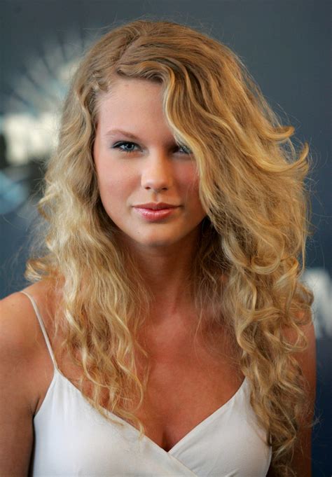 Top 48 image taylor swift curly hair - Thptnganamst.edu.vn