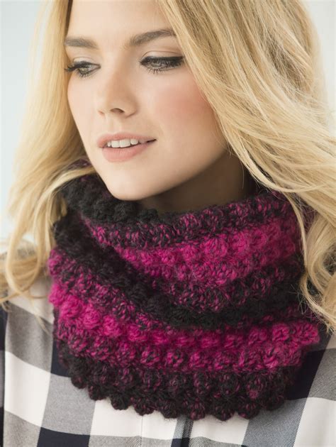 Free Crochet Pattern for a 1 Ball Bobble Cowl ⋆ Crochet Kingdom