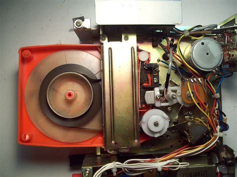 8 Track In Action | Inside an 8 track cartridge and player. … | Flickr