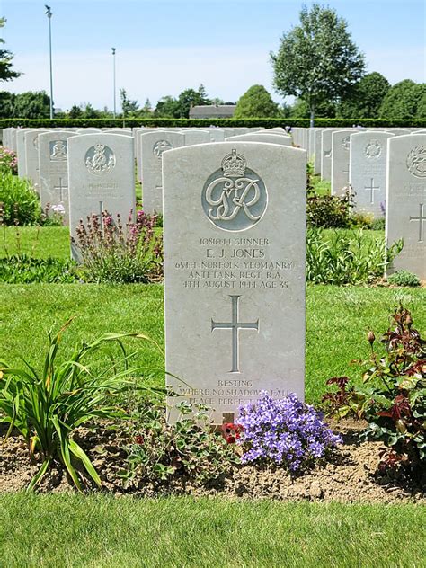 Bayeux War Cemetery - World War Two Cemeteries - A photographic guide ...