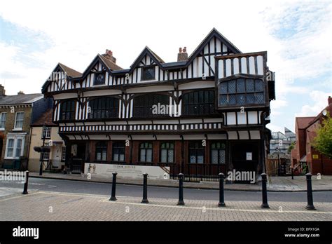 TUDOR HOUSE SOUTHAMPTON Stock Photo - Alamy