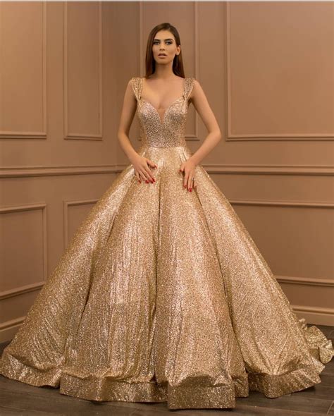 Gold sparkling ball gown - Slaylebrity | Vestidos de gala elegantes ...