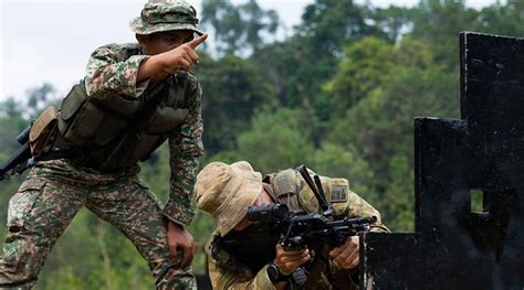 Aussie soldiers on jungle training in Malaysia - CONTACT magazine