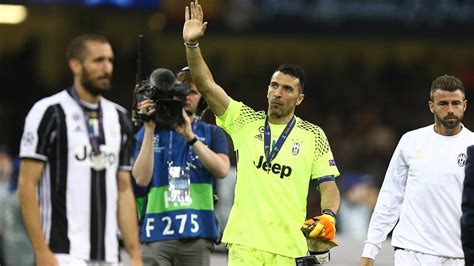 Buffon extends Juventus contract for another season