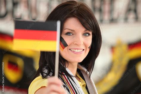 Jeune femme avec drapeaux allemands Stock Photo | Adobe Stock