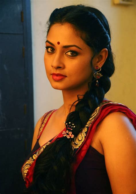 all hotties: POOJA UMASHANKAR HOT IN SAREE