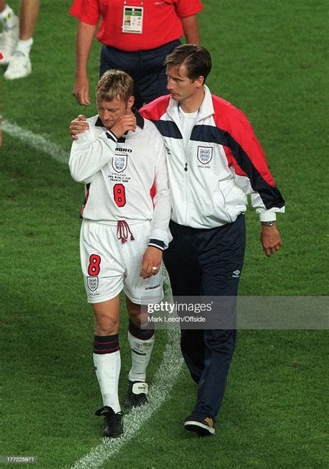 Football World Cup 1998, Argentina v England, David Batty is consoled... Nachrichtenfoto - Getty ...