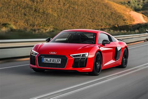 Watch the Audi R8 V10 Plus Reach 265 Km/h on an Airstrip