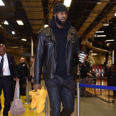 LeBron James's New Favorite Outfit Is the Easy Way to Nail Winter Style | Lebron james, Nba ...