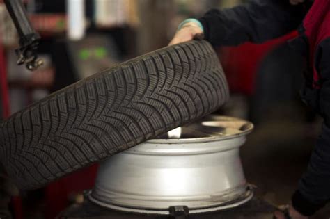 How to Remove a Tire From a Rim at Home (An Easy Guide) - Car Roar