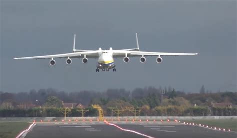 Video (4k) giant antonov an-225 mriya landing in doncaster - scoopnest.com