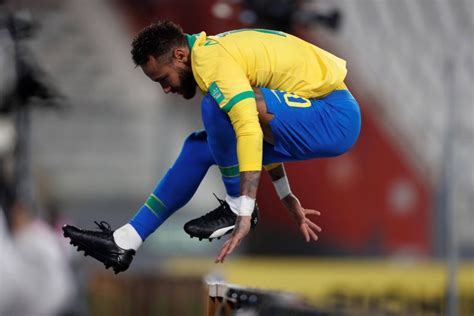 Video: Three Young Fans Elude Security and Involuntarily Tackle PSG's Neymar - PSG Talk