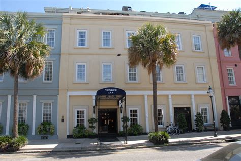 Vendue Inn - Rooftop Bar and Palm Trees