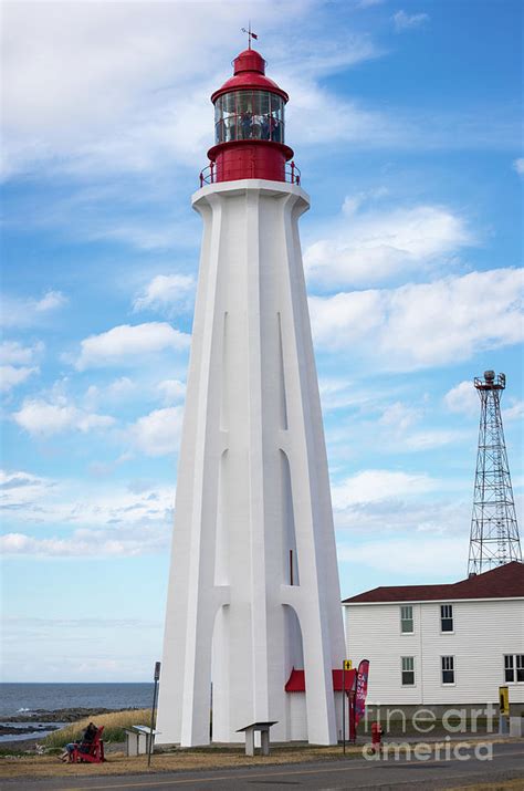 Pointe-au-Pere Lighthouse Photograph by Les Palenik - Fine Art America