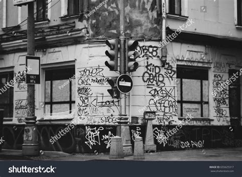 Graffiti pintado en la calle del Foto de stock 655625317 | Shutterstock