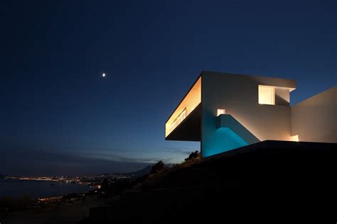 Minimalist house design: Breathtaking home on the cliffs of Valencia - Architecture Beast