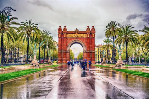 How to Avoid Crowds in Barcelona, Spain