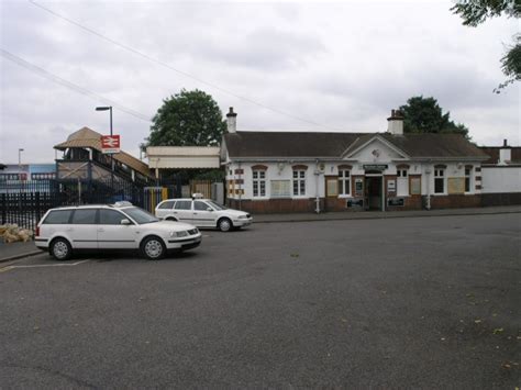 Merstham Station © Hywel Williams cc-by-sa/2.0 :: Geograph Britain and ...