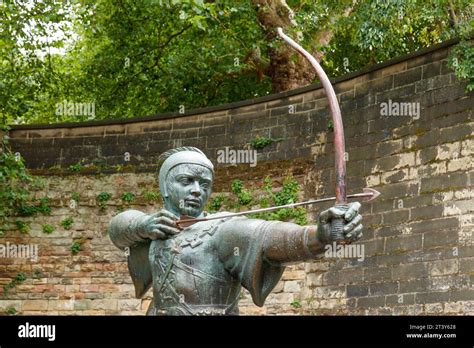 Robin Hood Statue Nottingham Stock Photo - Alamy