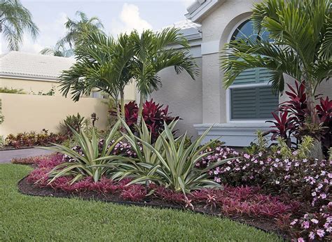 15+ Beautiful Tropical Front Yard Landscape Ideas To Make Your Home More Awesome / FresHOUZ.com ...