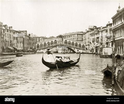 Rialto Bridge and gondola, Venice, Italy Stock Photo - Alamy